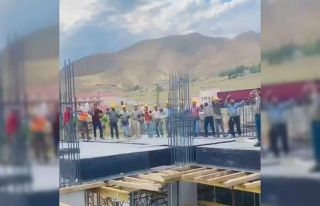 Düğün salonunda çalan müziğe eşlik eden işçilerin...