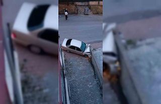 Duvara çarpan otomobilin sürücüsü yaralandı