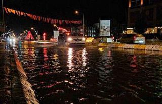 Edirne’de içme suyu hattı patladı: Cadde ve sokaklar...