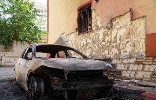 Edirne’de park halindeki iki otomobil alev alev...