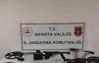 Eğirdir’de şüphelenilen 4 kişiden kazma ve dedektörler...