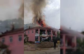 Elazığ’da çatı yangını, itfaiye tarafından...