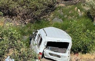 Elazığ’da hafif ticari araç şarampole uçtu:...