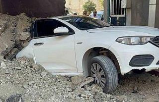 Elazığ’da hafriyat kamyonu otomobilin üzerinde...