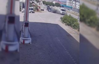 Elazığ’da lastiği patlayan kamyonun tel örgülere...