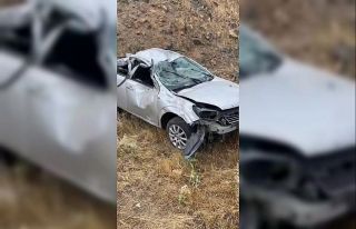 Elazığ’da otomobil şarampole yuvarlandı: 2 yaralı