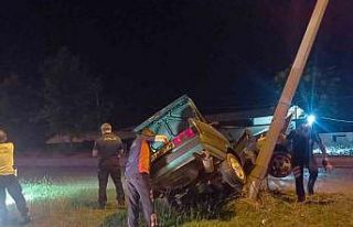 Elektrik direğine çarpan Tofaş hurdaya döndü