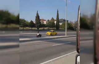 Elektrikli bisikletle ters yönde ilerlerken kameraya...