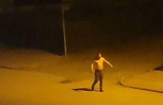 Elinde bıçakla sokak ortasında bağırdı: "Adam...