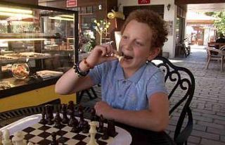 En tatlı satranç, rakibinden kazandığı taşı...