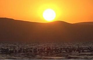 Erçek Gölü’nde kızıllığa bürünmüş gün...