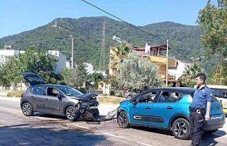 Erdek’te iki araç kafa kafaya çarpıştı: 5 yaralı