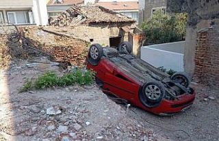 Erdek’te park etmeye çalışırken takla atan araç...