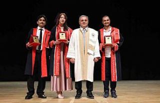 ERÜ Edebiyat Fakültesi mezuniyet sevinci