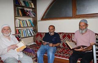 Erzincan’da camiler kitapla buluştu: Hem çay yudumluyorlar...