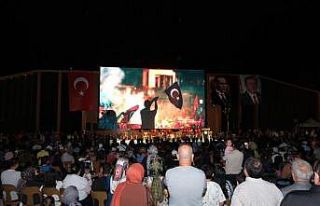 Erzincan’da vatandaşlar 15 Temmuz’da tek yumruk...