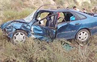 Erzurum-Artvin karayolunda iki araç kafa kafaya çarpıştı:...