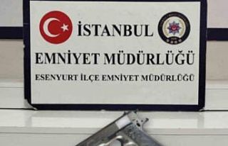 Esenyurt’ta ayağı alçılı bir şüpheli tartıştığı...