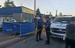 Eşinden boşanmasından sorumluğu tuttuğu kadını...