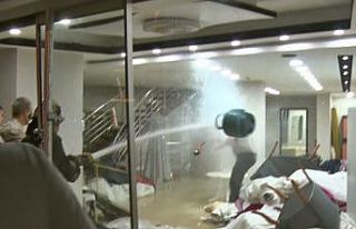 Eşinin mağazasına girip gelinliklerin üzerlerine...