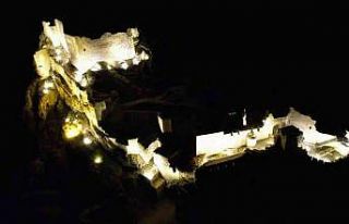 Eski Kahta Kalesi gece görüntüsüyle hayran bırakıyor