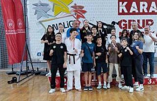 Eskişehirli sporcular karate turnuvasında kürsüden...