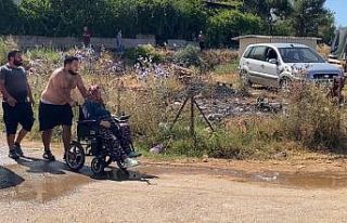 Evine yaklaşan alevlerden kurtarılan kadın tekerlekli...