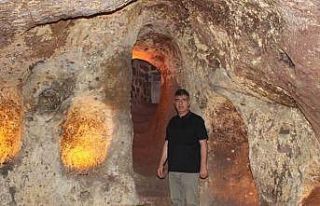 Evinin altında iki bin yıllık parmak izleriyle...