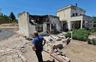 Evinin çatısı üzerine çöken yaşlı adam ağır...