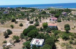 Ezan sesini duyabilmek için köydeki evinin çatısına...