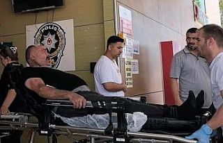 Fabrika çatısından düşüp ağır yaralandı