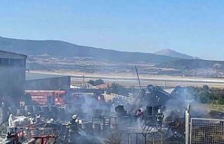 Fabrika deposunda çıkan yangında 2 işçi dumandan...