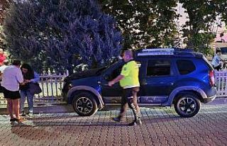 Fenalaşan cip sürücüsü demir korkuluklara çarptı