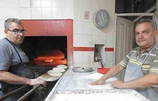 Fırın çalışanlarının sıcak havadaki zorlu...