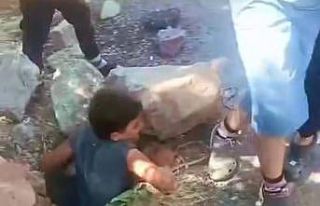 Foseptik çukuruna düşen minik kediyi çocuklar...