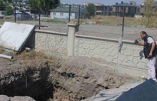 Foseptik inşaatında üzerine taş düşen işçi...