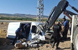 Freni boşalan hafif ticari araç aydınlatma direğine...