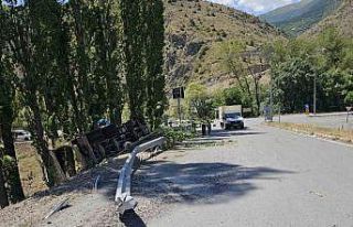 Freni boşalan kamyon uçuruma yuvarlandı: 1 ölü