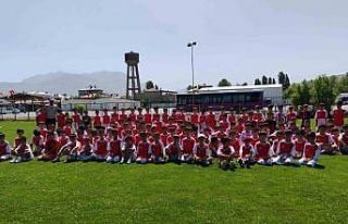 Futbol yaz spor okulu 400’ü aşkın öğrenciyle...