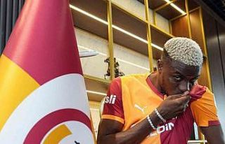 Galatasaray, Osimhen ile 4 yıllık sözleşme imzaladı