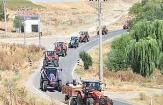 Gelin arabası traktör oldu: Konvoya 50 traktör...