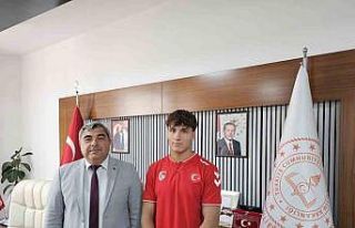 Genç pehlivan başarısını İl Milli Eğitim Müdürüne...