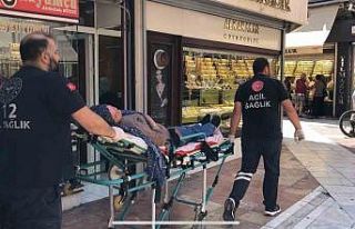 Giyim mağazası önünde aniden bayıldı, hastaneye...