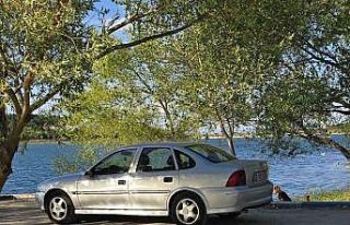 Gölpark içindeki yürüyüş parkuru üzerine park...