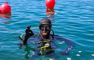 Gölün derinliklerindeki su alma hatları dalgıçlar...