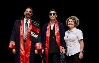 Görme engelli genç, hukuk fakültesini başarıyla...