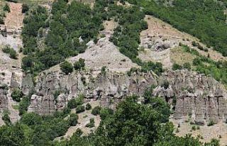 Görüntüsü peri bacalarını andırıyor, efsanesi...