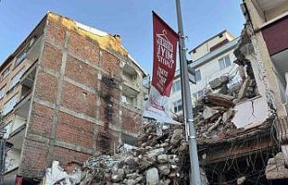 Güngören’de yıkım sırasında yandaki binanın...