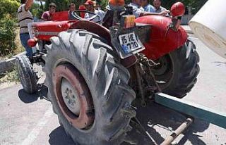 Hafif ticari araç ile traktör çarpıştı: 7 kişi...