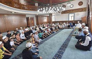 Hafızlığı bitiren öğrenci Kur’an-ı Kerim’i...